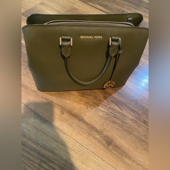 Michael Kors HandBag (comes with removable cross body strap)